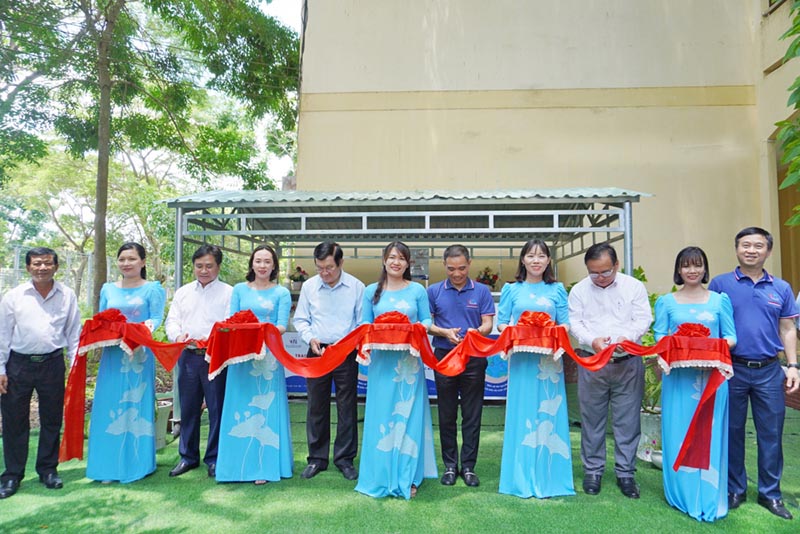 Nguyên chủ tịch nước Trương Tấn Sang cắt băng khánh thành các hệ thống lọc nước tại trường THPT Thiên Hộ Dương, Cái Bè