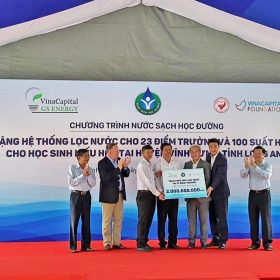 Đại diện tổ chức VinaCapital Foundation trao tặng các hệ thống lọc nước cho các trường học tại Vĩnh Hưng