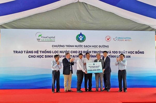 Đại diện tổ chức VinaCapital Foundation trao tặng các hệ thống lọc nước cho các trường học tại Vĩnh Hưng