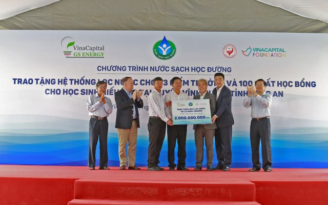 Tổ chức VinaCapital Foundation (VCF) phối hợp cùng Hội Bảo trợ Bệnh nhân nghèo Tp.HCM với sự tài trợ của Công ty VinaCapital GS Energy Pte. Ltd. trao tặng 49 hệ thống lọc nước lắp đặt hoàn chỉnh cho 23 trường học