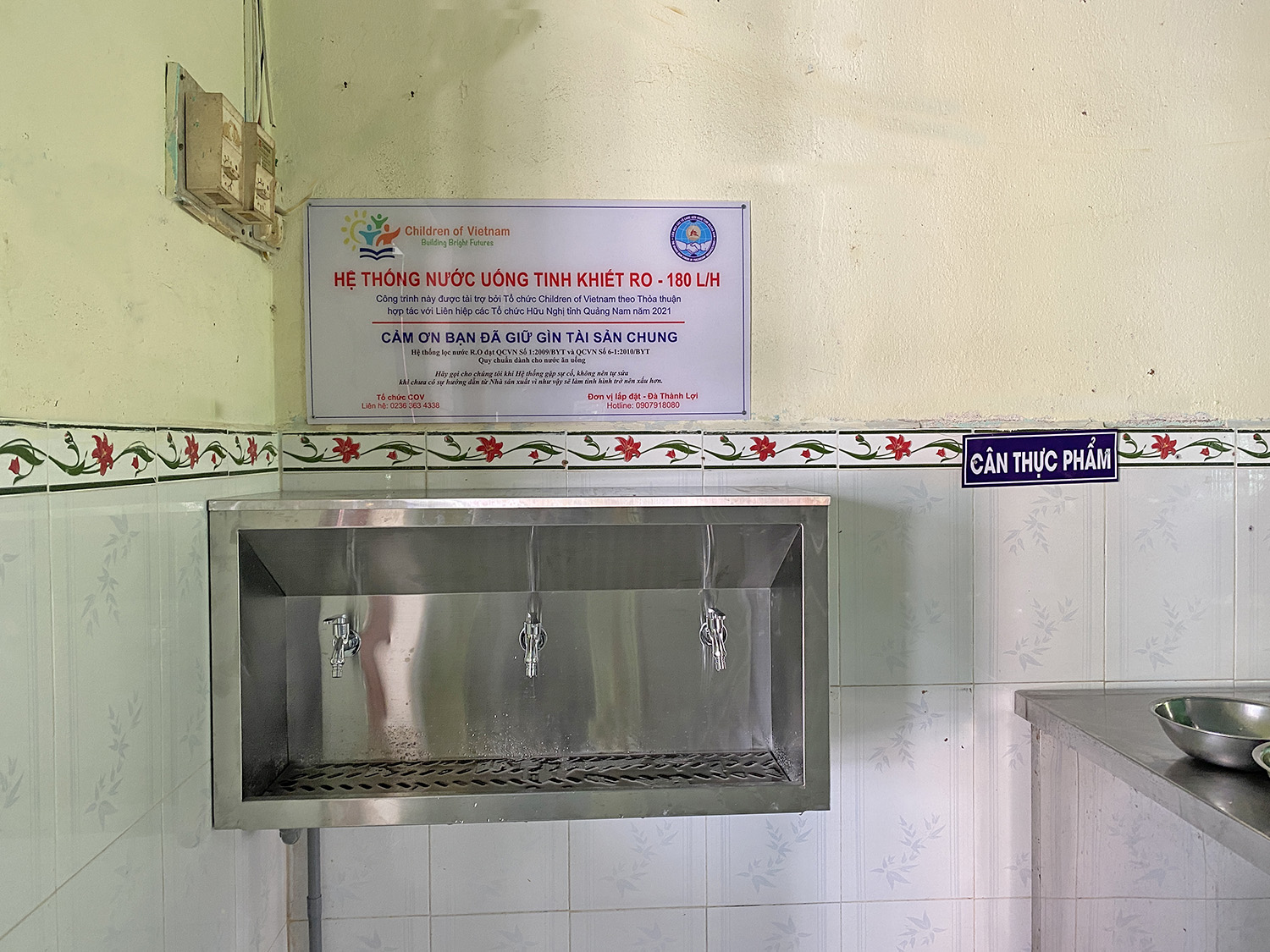 Máng lấy nước tại Hệ thống máy lọc nước uống trường học - Trường mầm non Đại Hiệp