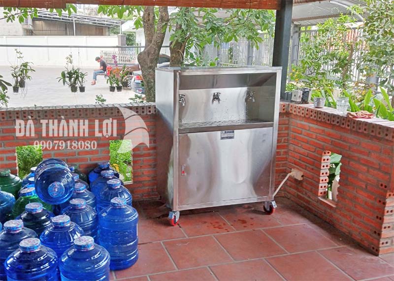 Máy bán công nghiệp lắp cho xuwngr sản xuất lấy nước uống cho công nhân