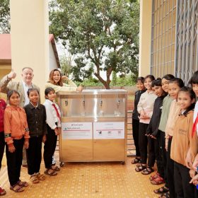 Tổng kho máy lọc nước trường học Hhenie trao tặng
