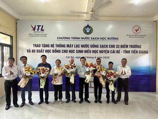 Trao tặng máy lọc nước uống tạ Cái Bè