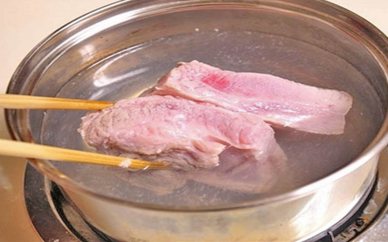 Thịt luộc chín mà vẫn có màu hồng có thể là dấu hiệu nước bị nhiễm amoni