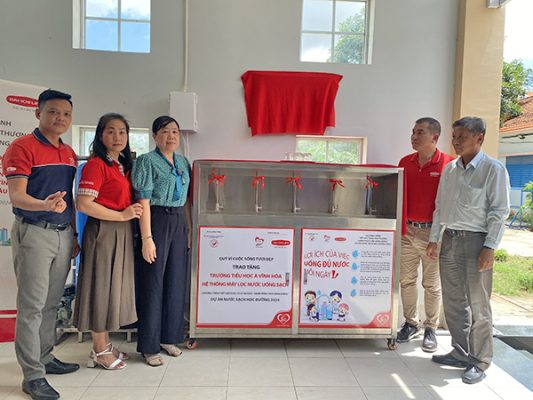Dai-ichi Life Việt Nam trao tặng máy lọc nước cho trường học