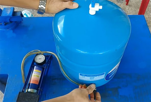 Bình chứa bị thiếu áp là nguyên nhân phổ biến khiên máy lọc nước chảy yếu - cần bơm thêm hơi cho bình áp Bình chứa bị thiếu áp là nguyên nhân phổ biến khiên máy lọc nước chảy yếu - cần bơm thêm hơi cho bình áp