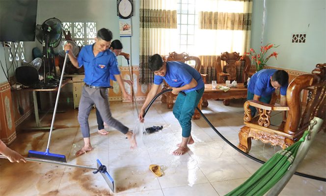 Vệ sinh nhà cửa sau bão lũ là công việc cần thực hiện ngay để ổn định cuộc sống Vệ sinh nhà cửa sau bão lũ là công việc cần thực hiện ngay để ổn định cuộc sống