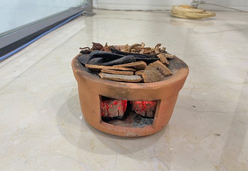 Xông nhà bằng than không khói là cách cải thiện không khí ẩm ướt hiệu quả sau lũ lụt