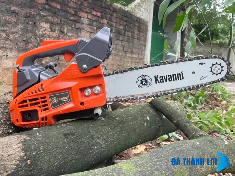 Cưa xích mini Kavanni được dùng để cắt gỗ, tỉa cành Cưa xích mini Kavanni được dùng để cắt gỗ, tỉa cành