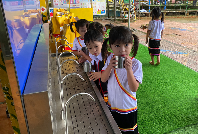 Các em học sinh đã có nước sạch để sử dụng uống hàng ngày Các em học sinh đã có nước sạch để sử dụng uống hàng ngày