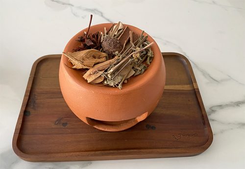 Bếp xông thảo mộc được thiết kế đẹp mắt, không chỉ dùng để xông mà còn là vật trang trí