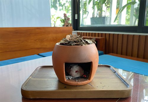 Xông nhà bằng thảo mộc là phương pháp dân gian để làm sạch không khí