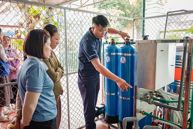 Kỹ sư Đà THành Lợi  hướng dẫn vận hành hệ thống và chuyển giao công nghệ cho nhà trường