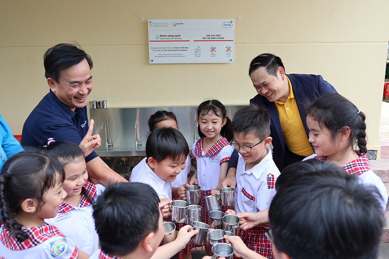 Các em học sinh rất vui mừng khi sử dụng nguồn nước sạch Các em học sinh rất vui mừng khi sử dụng nguồn nước sạch