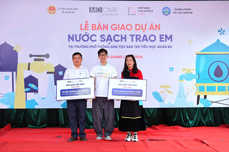 Đại diện MDCARE trao tặng hệ thống lọc nước và quà cho đại diện trường PTDTBT Tiểu Học Quản Bạ Đại diện MDCARE trao tặng hệ thống lọc nước quà cho đại diện trường PTDTBT Tiểu Học Quản Bạ