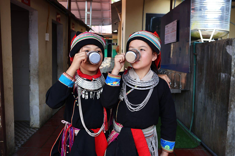 Các em học sinh háo hức sử dụng nước uống sạch từ hệ thống lọc Các em học sinh háo hức sử dụng nước uống sạch từ hệ thống lọc