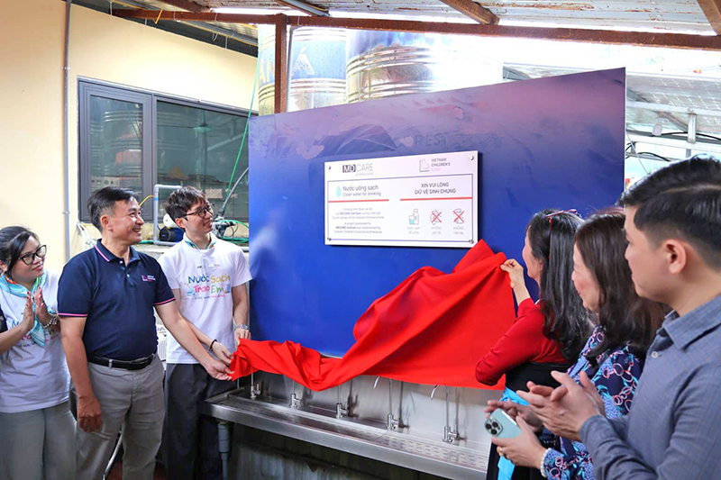 Nghi thức gỡ tấm vải đỏ khánh thành hệ thống lọc nước Nghi thức gỡ tấm vải đỏ khánh thành hệ thống lọc nước